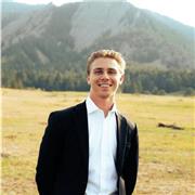 Profesor nativo de habla inglesa imparte clases particulares de estudiantes secundaria